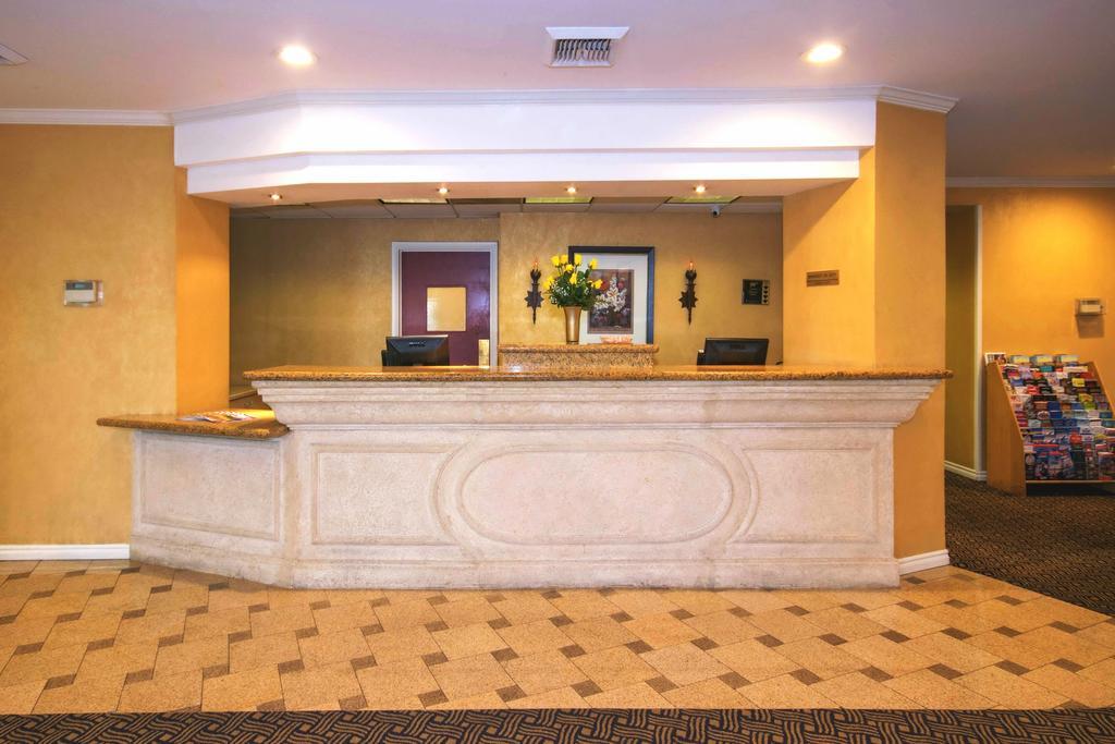 Oakland Airport Executive Hotel Exterior photo