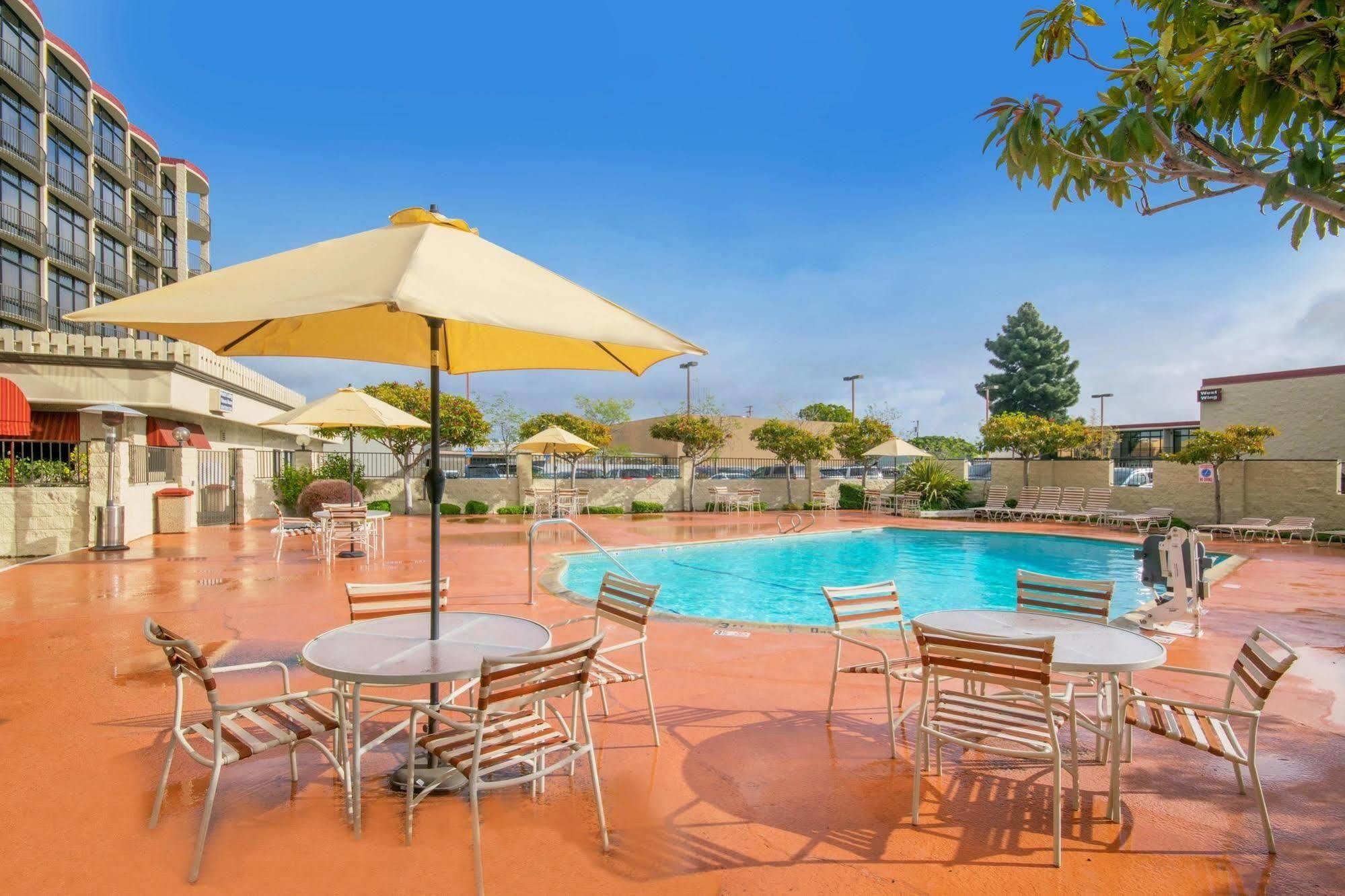 Oakland Airport Executive Hotel Exterior photo