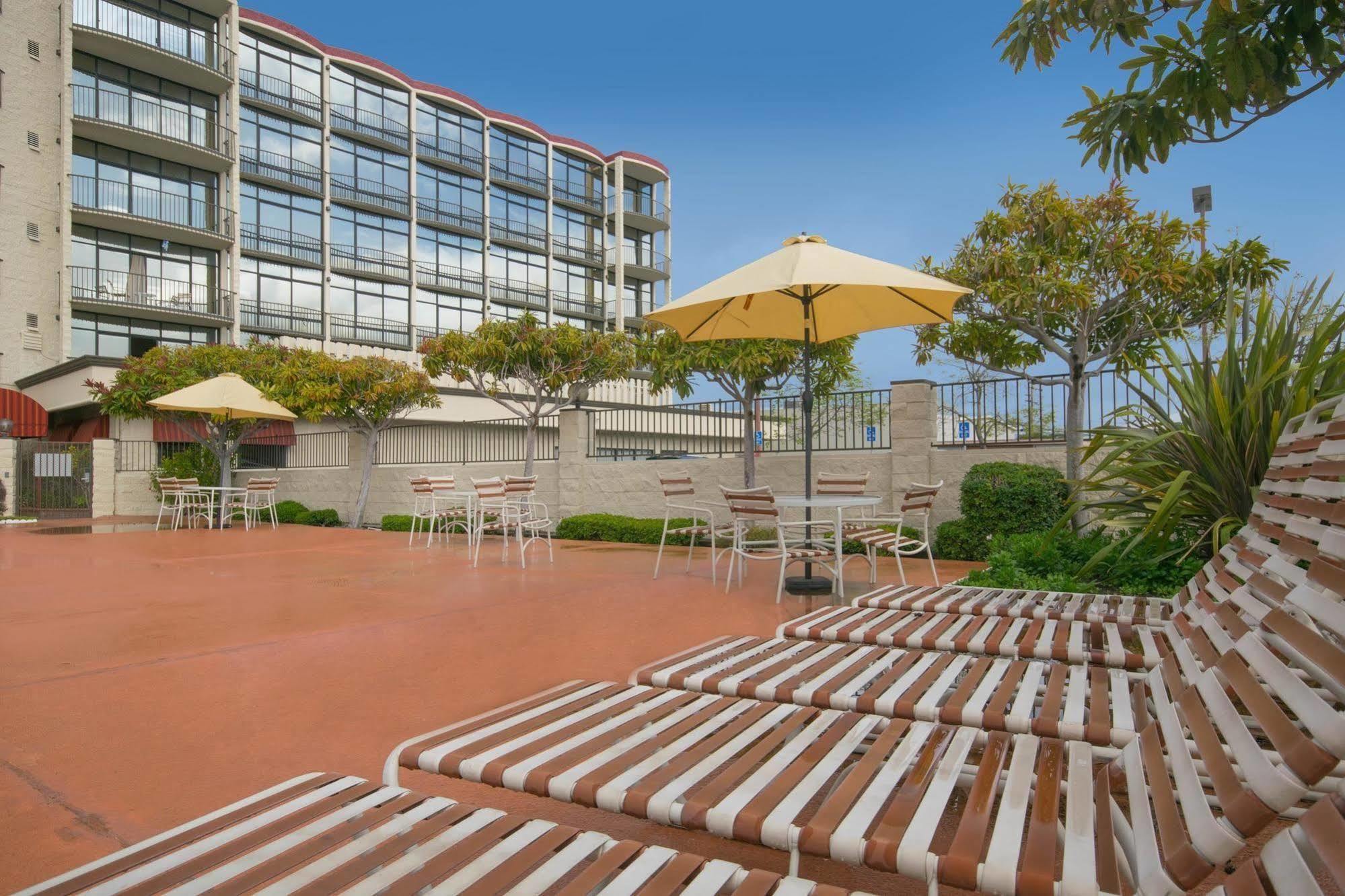 Oakland Airport Executive Hotel Exterior photo